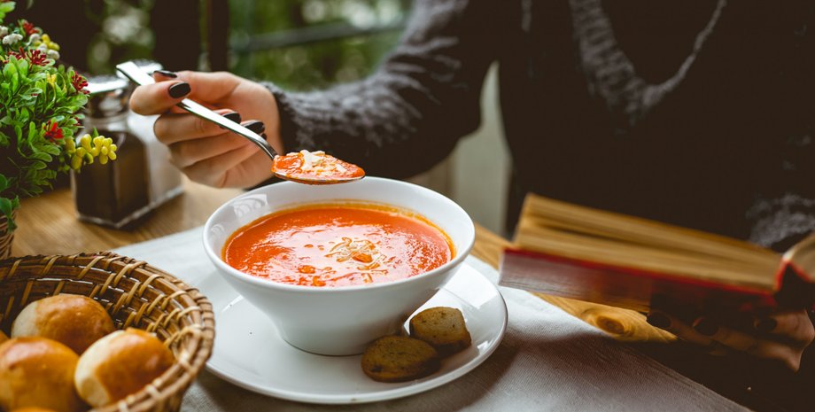 Девушка ест суп