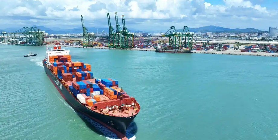 Китайський контейнеровоз