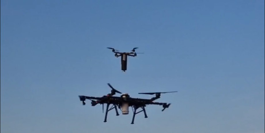 Podle kanadského analytika OSINT je nosič UAV předáváním malého dron, čímž se zv...