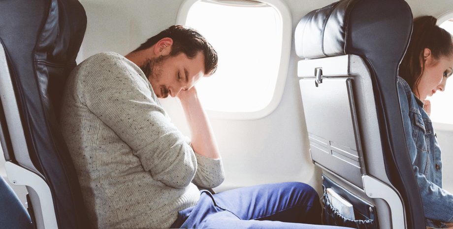 Мужчина спит в самолете, пассажир, кража в самолете, еда в самолете, комфортный перелет, сон в самолете, соцсети, шоколад в самолете