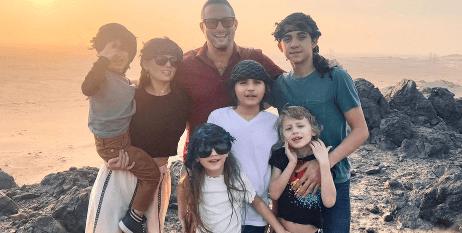 Адам Лайонс на природе с детьми