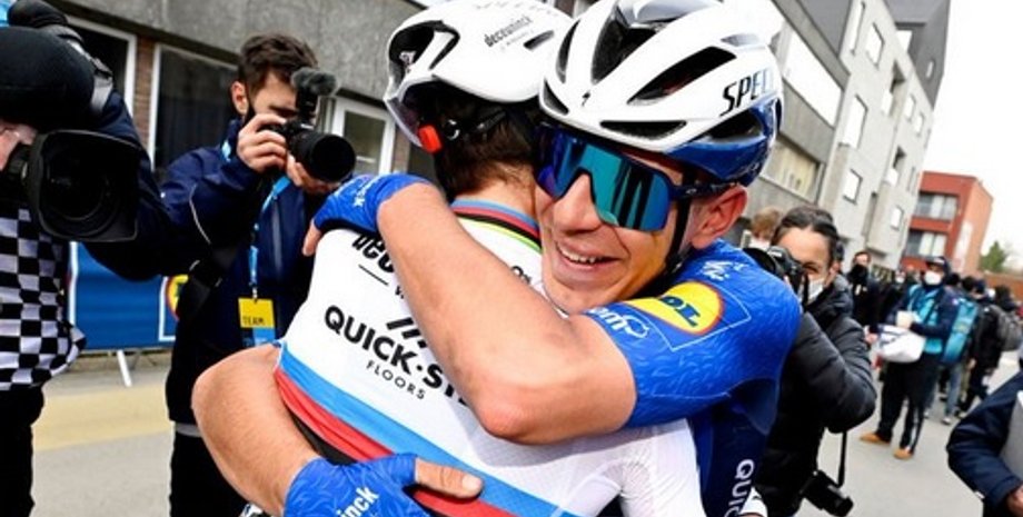 велосипедисты, велогонщики, объятия, гонки, финиш, пандемия коронавируса, COVID-19