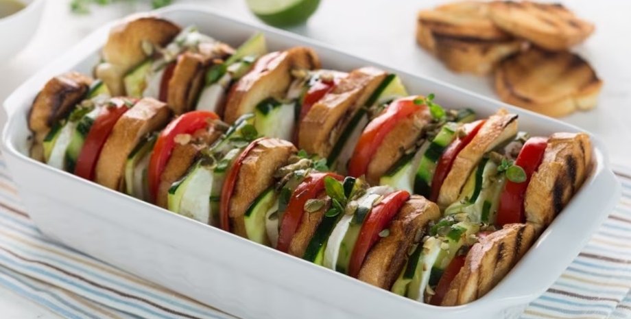 Закусочный салат Капрезе, салат капрезе, вкусный салат, итальянский салат