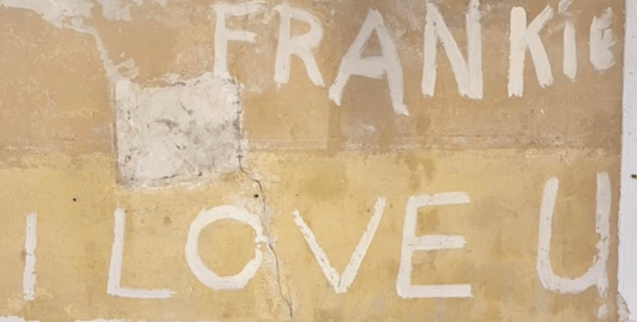 Оставили послание в старом доме, послание, записка, записка под обоями, делала ремонт, старые обои, старый дом, любовное послание