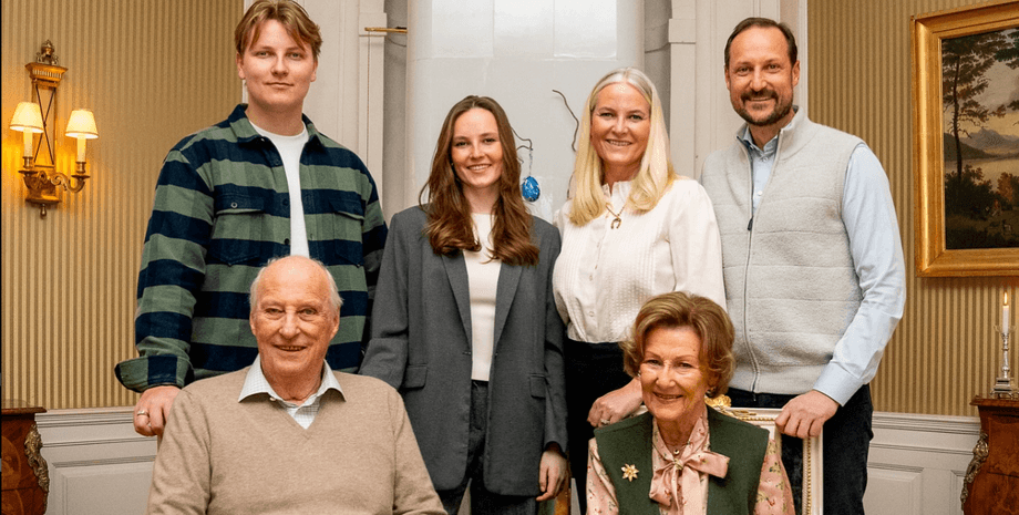 Королівська родина Норвегії, король Норвегії Гаральд, кронпринц гокон, кронпринцеса метте-маріт, великодня листівка