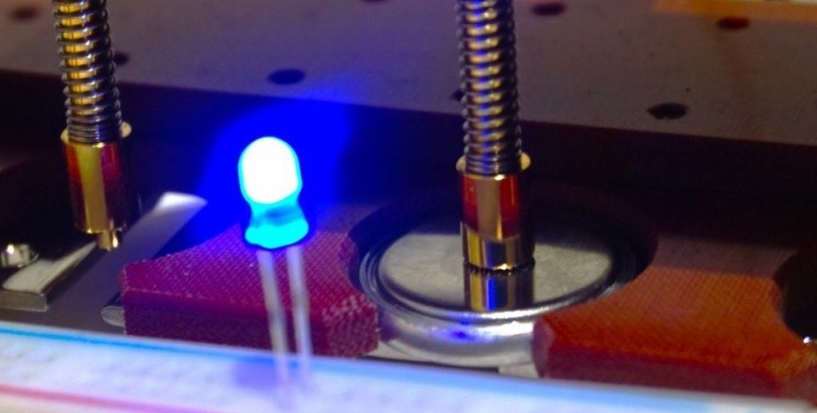 Магнієва батарея живить світлодіод