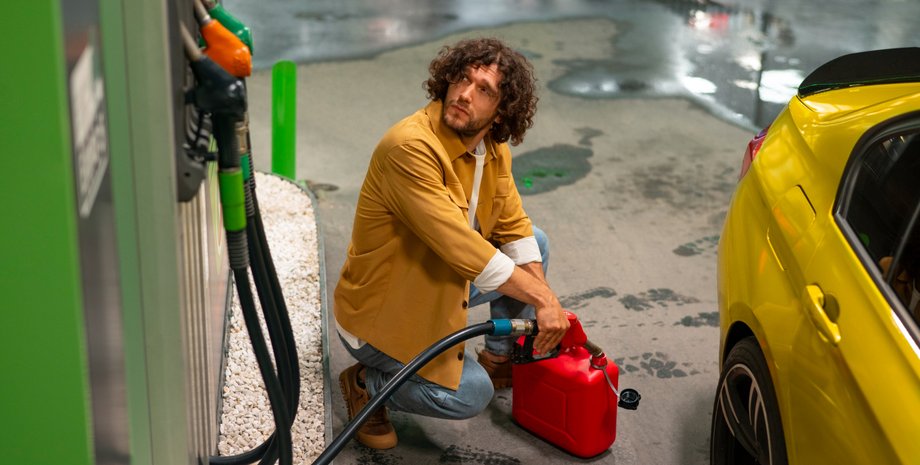 Водитель на АЗС