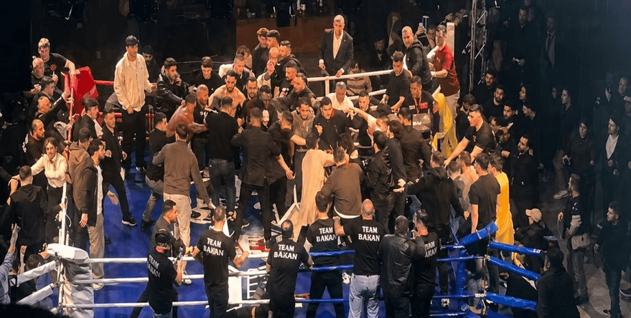 Боксера з РФ закидали стільцями після чемпіонського бою: на рингу сталася масова бійка (відео)