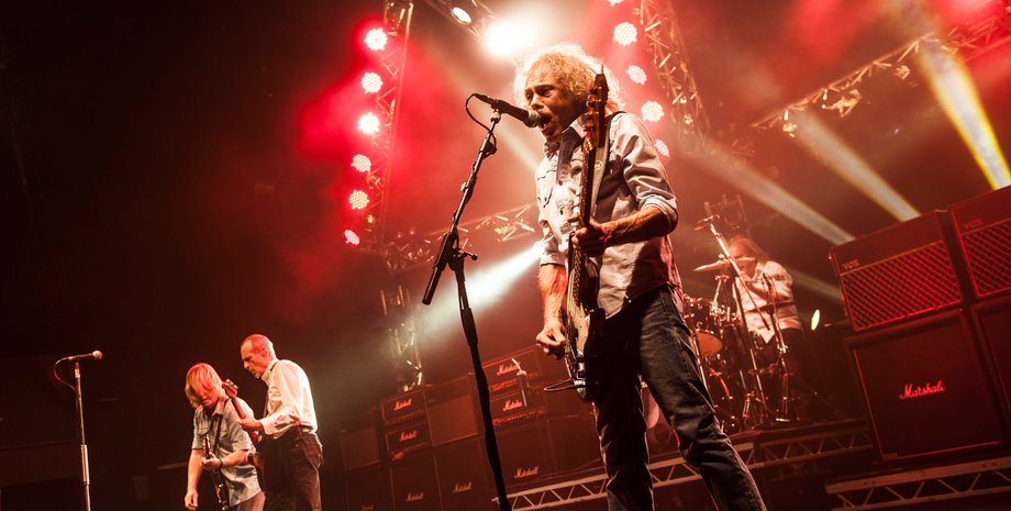 Алан Ланкастер на концерте Status Quo,