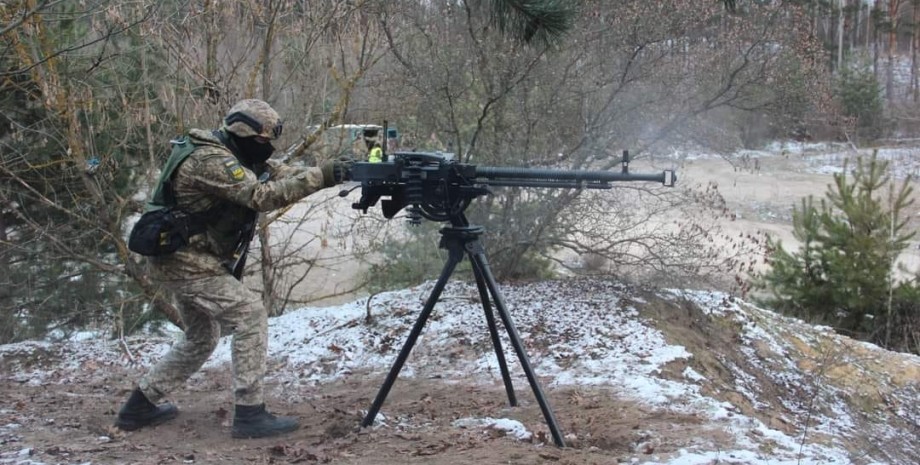 украинский военный, пулемет, лес