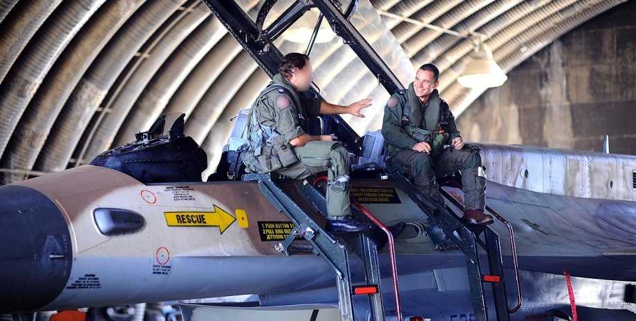 Израильские пилоты в ангаре у самолета