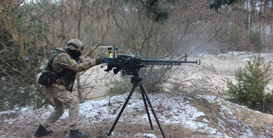 украинский военный, пулемет, лес