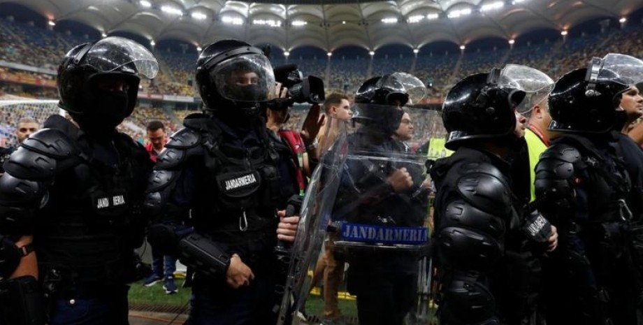 Скандал у Румунії на футбольному матчі — території України назвали румунськими