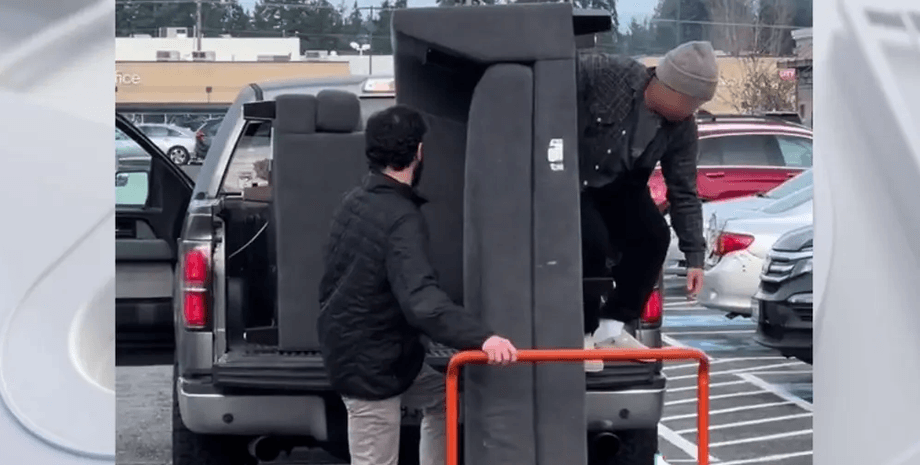 Жінка повернула диван у магазин, диван, меблі, повернення товарів, магазин, супермаркет, набрид колір, набридла річ, гроші