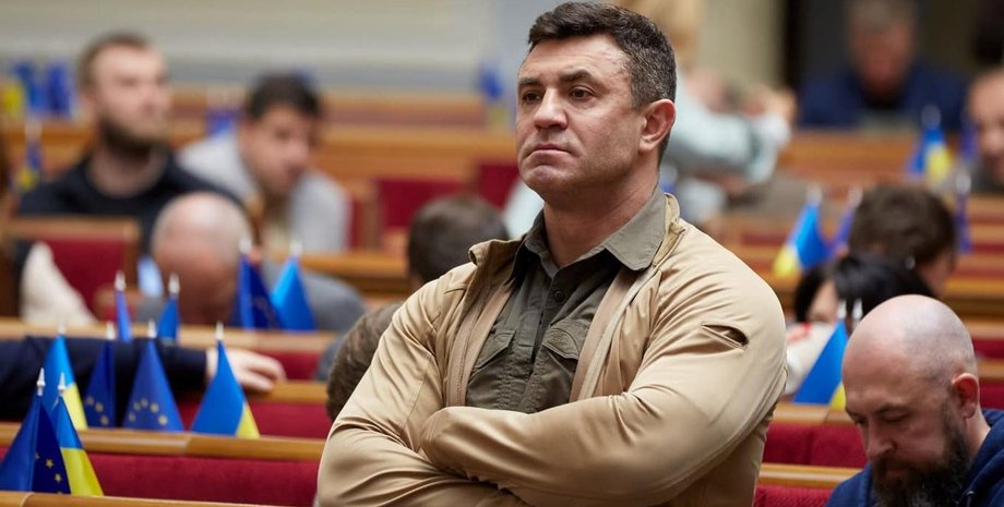 тищенко Нардеп Тищенко подарував пенсіонерці кравчучку: в мережі розкритикували політика