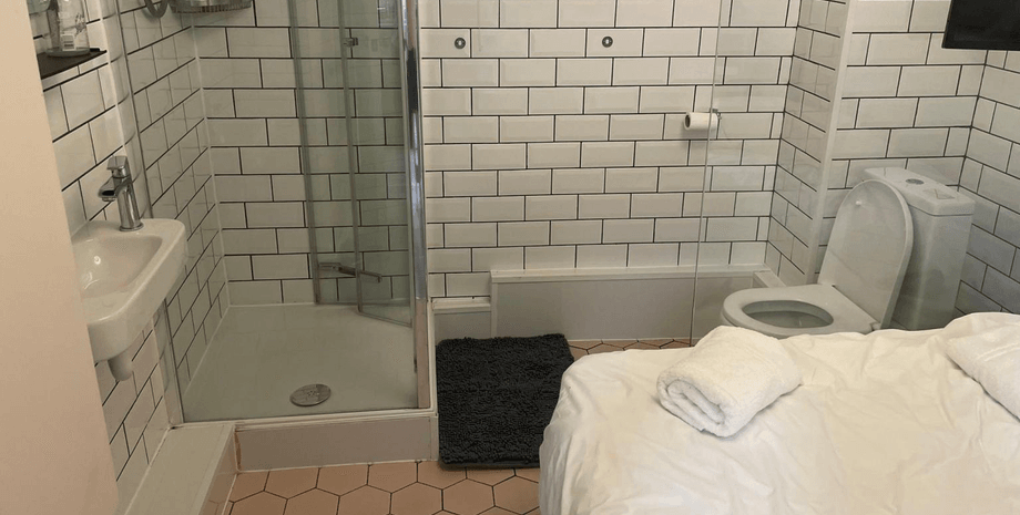 Кровать в ванной комнате, туалет, унитаз, аренда жилья, съемная квартира, Airbnb, соцсети,