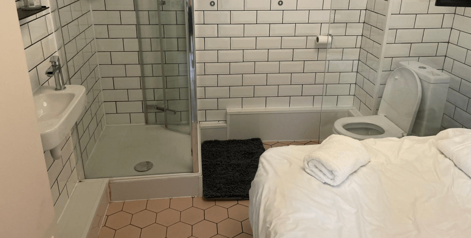 Ліжко у ванній кімнаті, туалет, унітаз, оренда житла, знімна квартира, Airbnb, соцмережі,