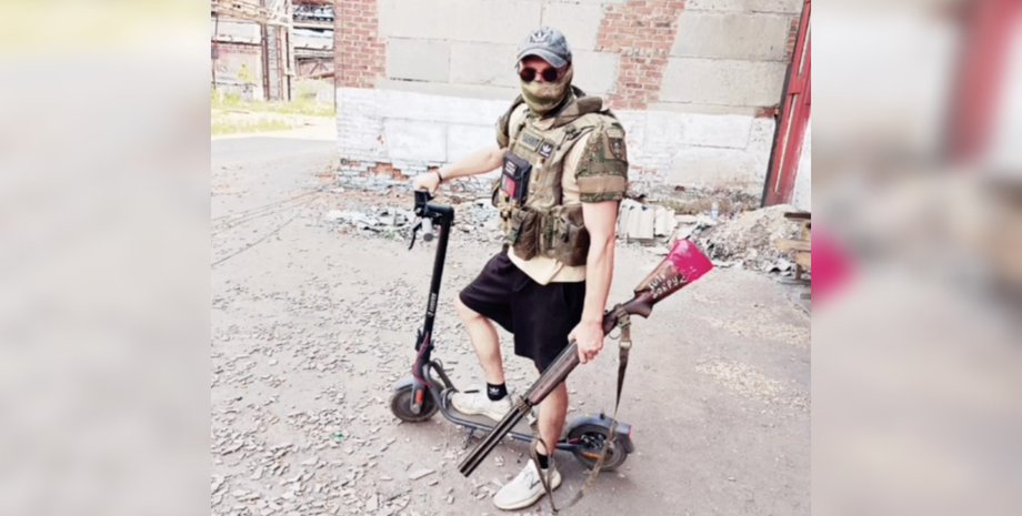 Изображение российского военного на самокате