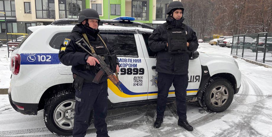 смерть чоловіка при затриманні Київ 2026, коли поліція має право одягати кайданки