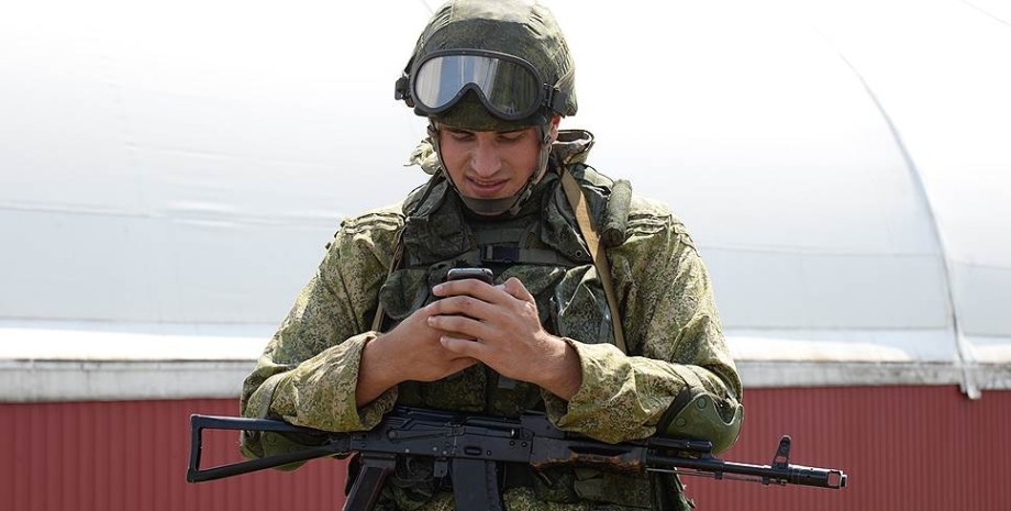 Російський солдат із телефоном, інтернет, цензура,,