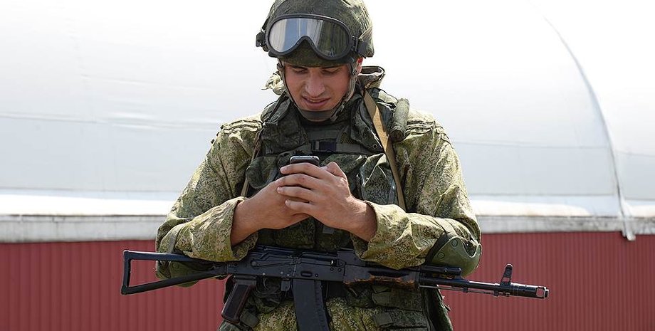 Российский солдат с телефоном., интернет, цензура ,,