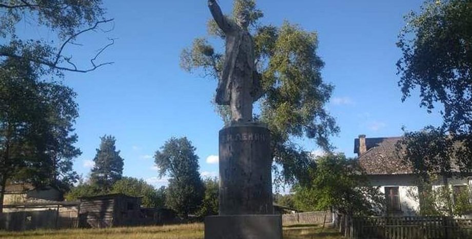 Памятник Ленину в Белокоровичах/Фото: телеграм-канал/Декоммунизация.Украина