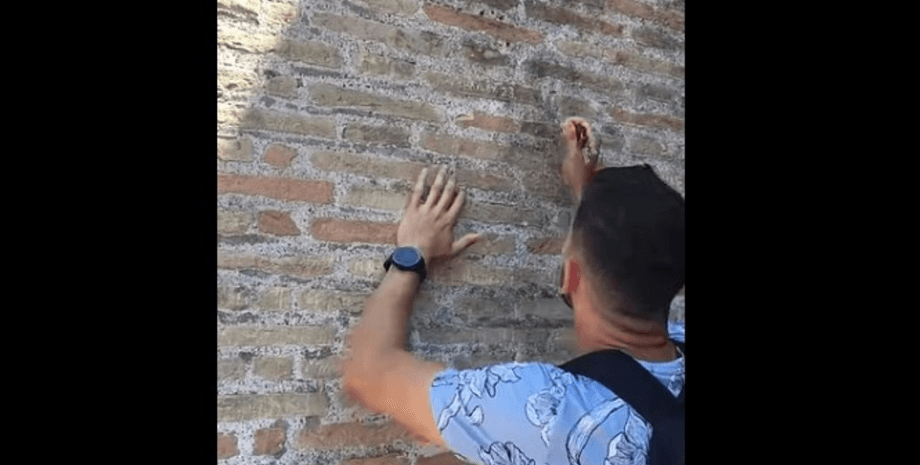 турист в колізеї