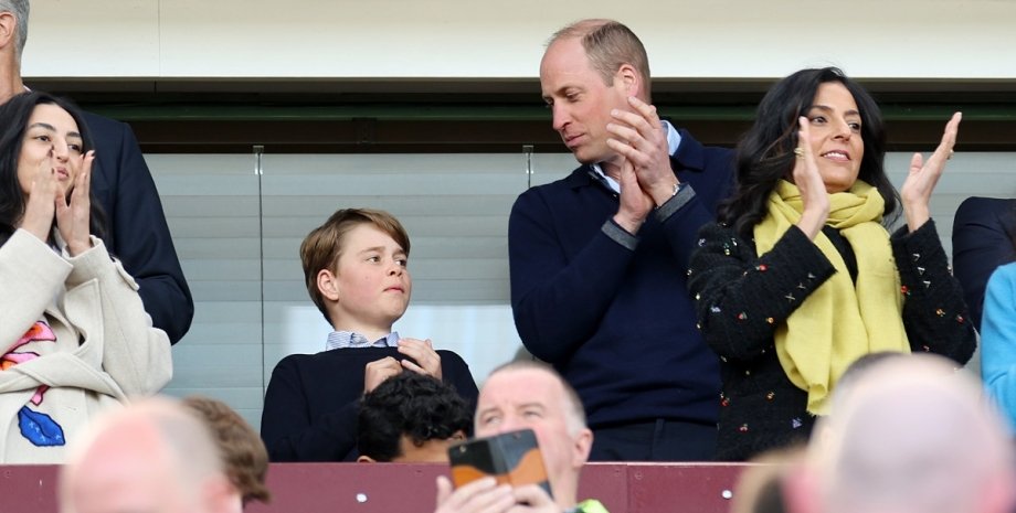Принц Уильям и принц Джордж Принц Уильям, астон вилла, футбольный матч, принц джордж на футболе, принц Джордж