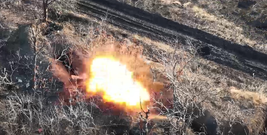 Вибух, окоп, війна в Україні