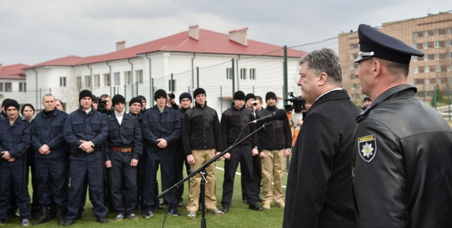 Петр Порошенко и курсанты / Фото: Пресс-служба президента