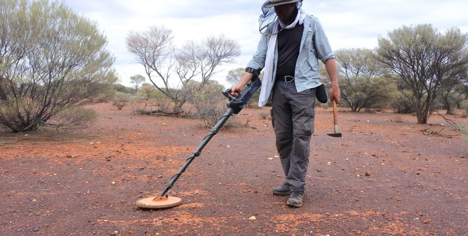 Мужчина с металлоискателем, хобби, поиск предметов, необычная находка, старый колодец, выгребная яма, находка в саду