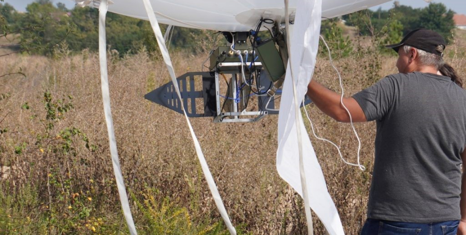 El globo ucraniano con el sistema RER puede detectar drones enemigos, continuame...