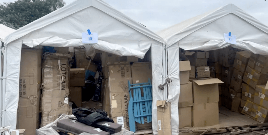 Вкрадені товари Вкрадені товари, скупники, намети з вкраденими речами, цілий склад, викрадені товари з магазинів, поліція, крадіжка, арешт