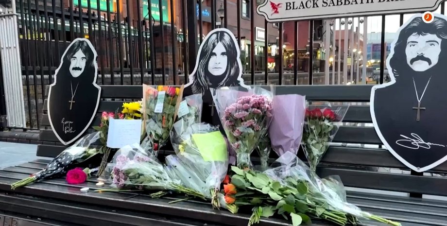 Поклонники прощаются с Оззи Осборном в Лос-Анджелесе в США и в Бирмингеме в Британии, звезды выражают слова скорби
