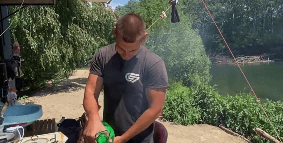 Мужчина живет в лесу