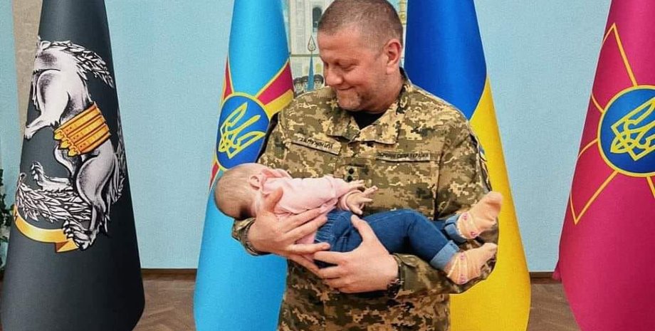 Немовля на руках Залужного, дитина на руках Залужного, Залужний тримає дитину, Залужний тримає немовля