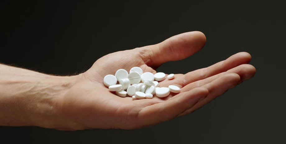 рука, таблетки, фото