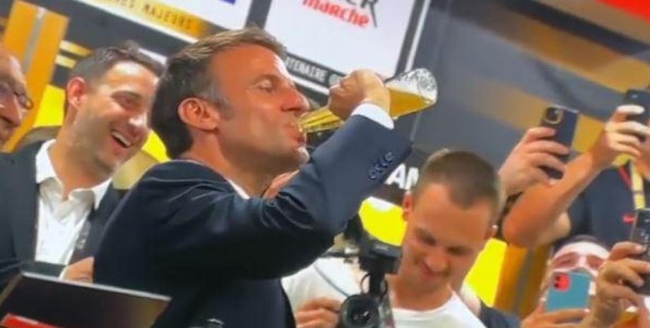 Эммануэль Макрон, президент Франции, чемпионат по регби, бутылка пива, спорт, стадион во Франции, французский лидер