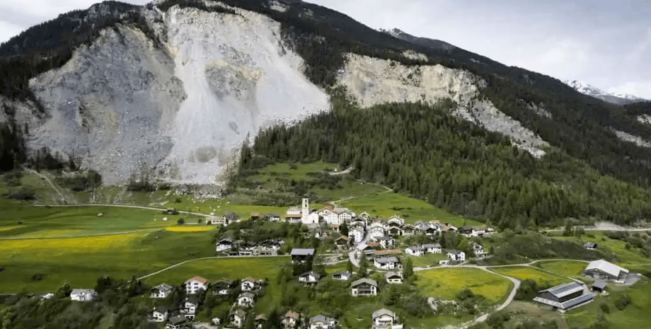 Деревня в Швейцарии, Бриенц, гора, скала, огромная скала, оползень, дома,