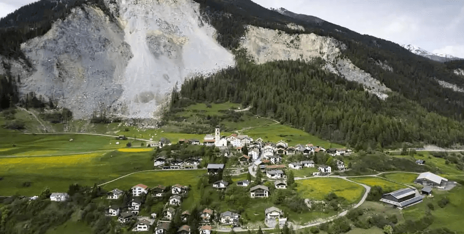 Село в Швейцарії, Брієнц, гора, скеля, величезна скеля, зсув, будинки,