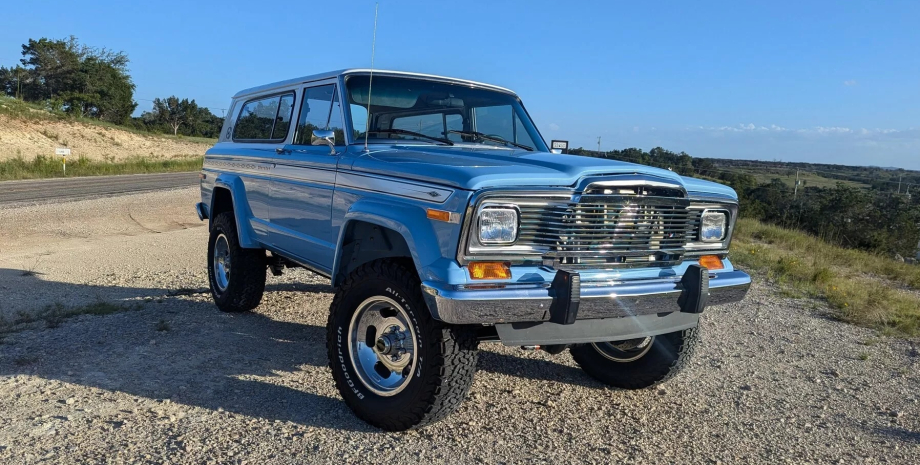 Jeep Cherokee estaba equipado con un enorme V10 de Dodge Viper con un aumento de...