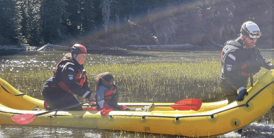 Спасли девочку, спасатели, лодка, потерялась в лесу, шла вдоль реки, потеряли ребенка