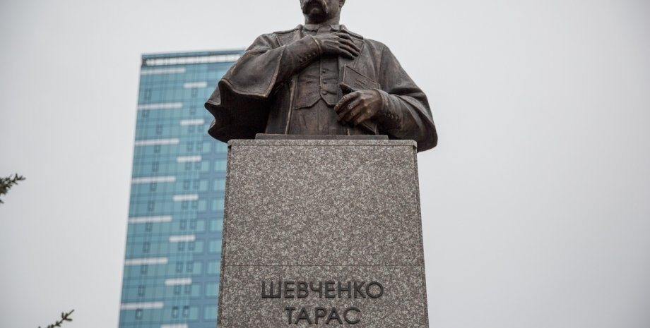 Памятник Шевченко в Новосибирске / Фото: ngs.ru