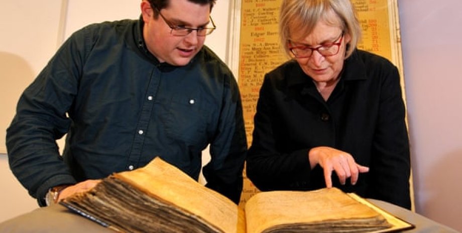 Гэри Брэннан и Сара Рис Джонс изучают архивы. Фото: Университет Йорка