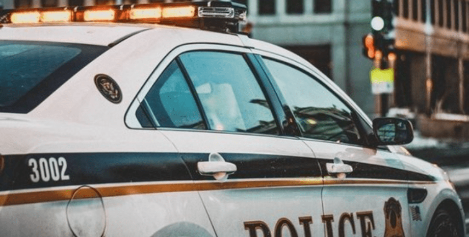 Полиция Полиция, помощники шерифа, услышали крики, спасли людей, тонущая машина, тонули в пруду, заваленный мусором пруд, новички на работе