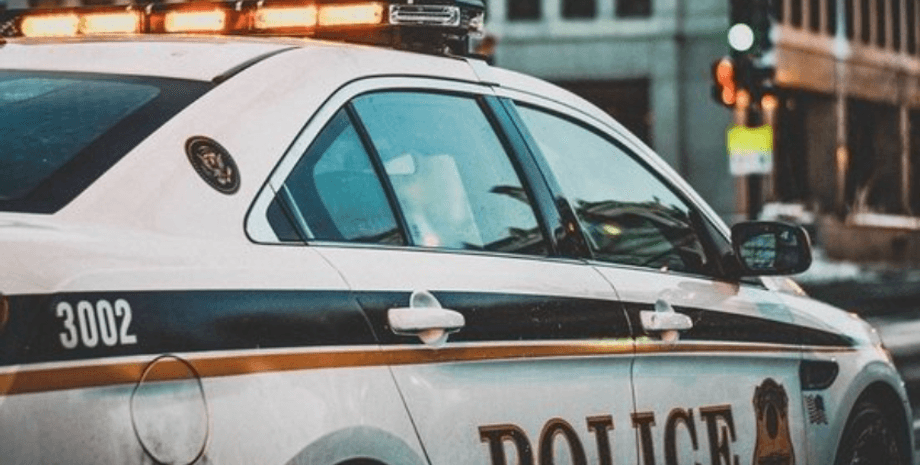 Поліція, поліцейська машина, злочинець, випустили на свободу злочинця, помилка суду, помилка в документах