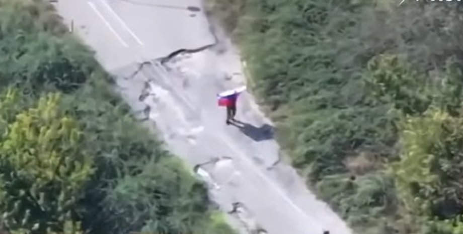 Россиянин с флагом в Купянске