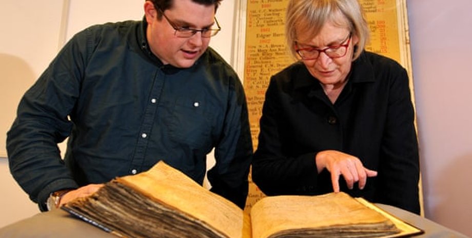 Гэри Брэннан и Сара Рис Джонс изучают архивы. Фото: Университет Йорка