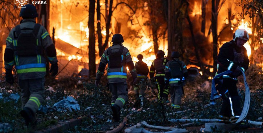 Пожар в Киеве после ночного обстрела 4 июля после ночного обстрела