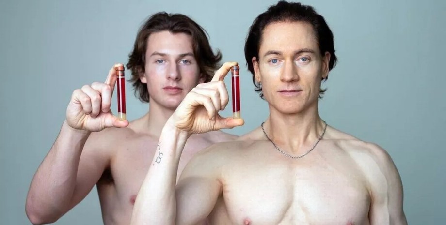 Брайан Джонсон с сыном Брайан Джонсон с сыном